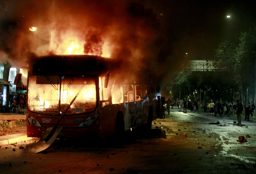 Decretan toque de queda en Santiago por disturbios