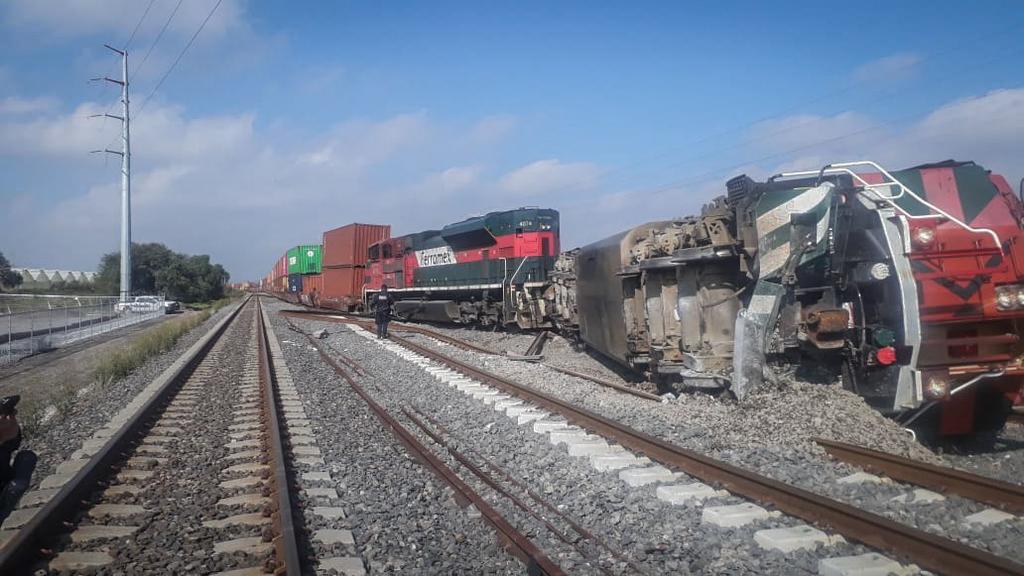 Máquina de tren sufre volcadura en Querétaro