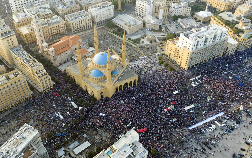 Miles de personas protestan contra corrupción en Líbano