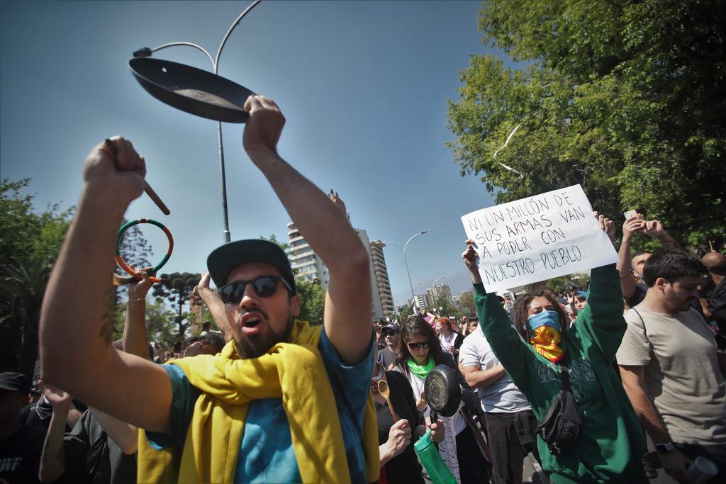 Ordenan militares nuevo toque de queda en Santiago de Chile