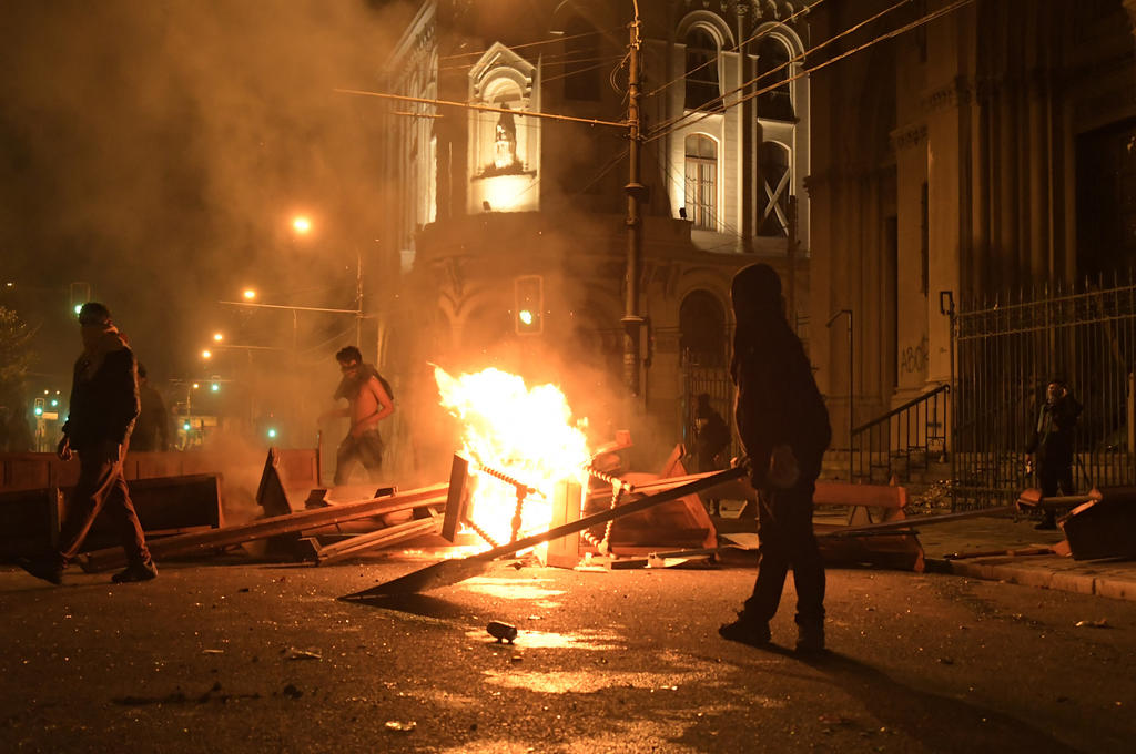 Mueren 5 personas en incendio y aumentan a 8 víctimas por disturbios en Chile