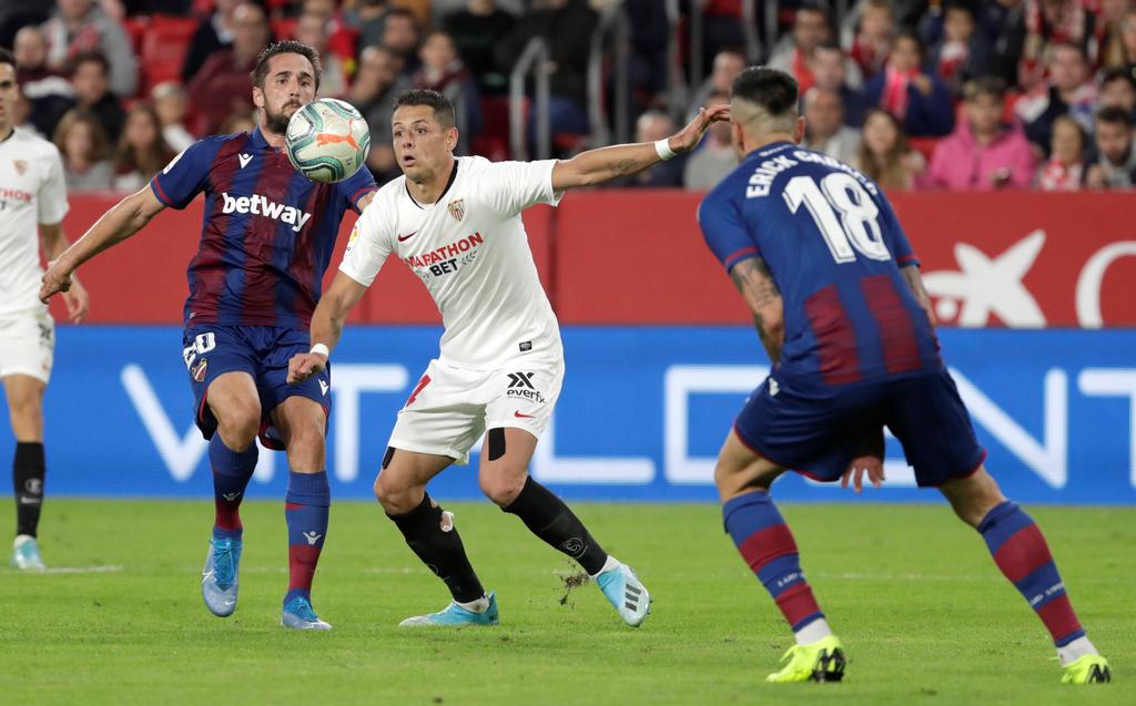 Con 'Chicharito en el campo, Sevilla vence al Levante