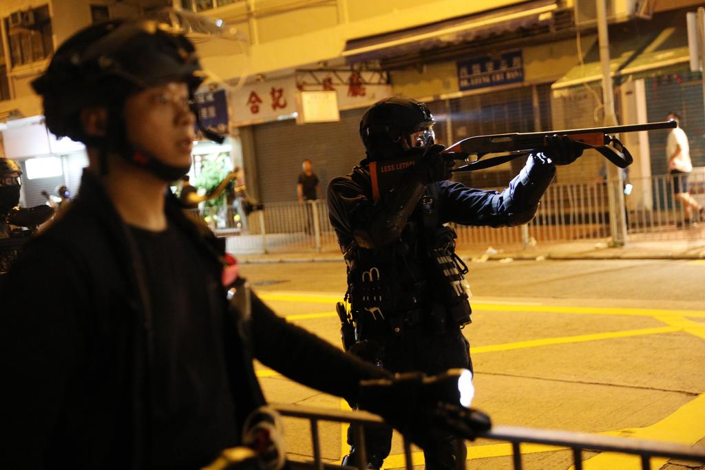 Policía enfrenta a manifestantes en Hong Kong