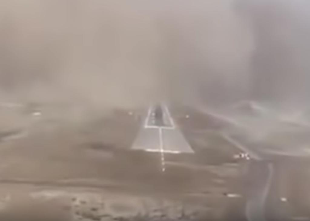 Esto ve un piloto al aterrizar en medio de una tormenta de arena