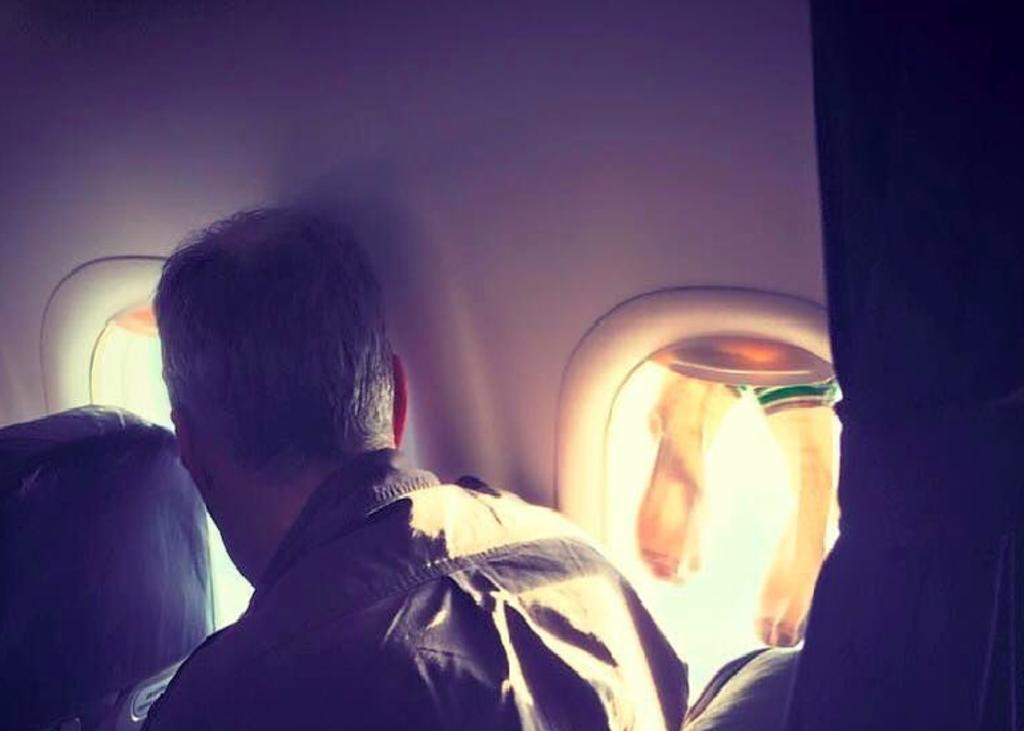 Pasajero de avión es criticado por sacar al aire libre sus calcetines