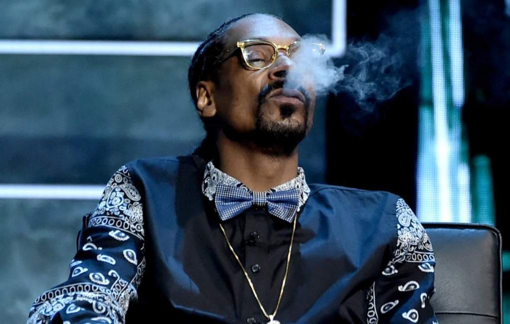 Snoop Dogg recibe ramo hecho de marihuana por su cumpleaños