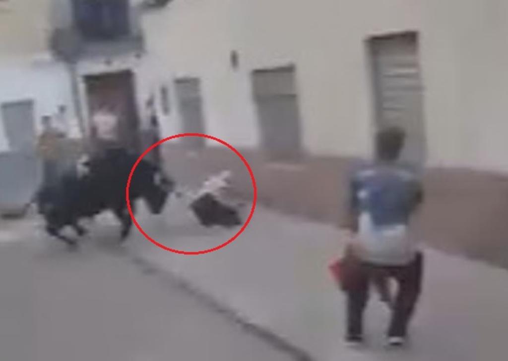 Hombre es atacado y embestido por un toro en múltiples ocasiones