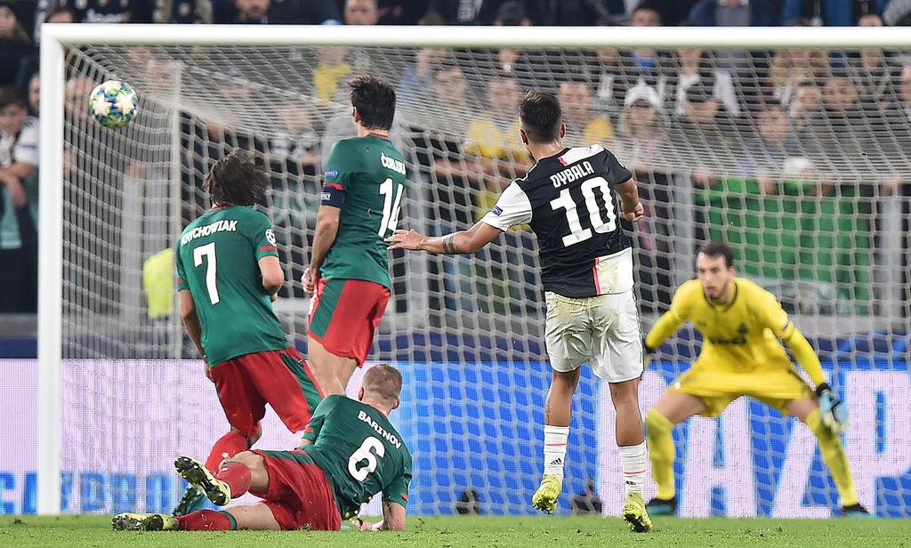 Juventus sufre pero derrota al Lokomotiv en Champions
