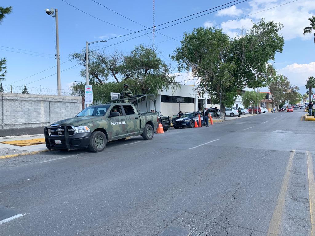 Aseguran vehículo con armamento en Saltillo; hay cuatro detenidos