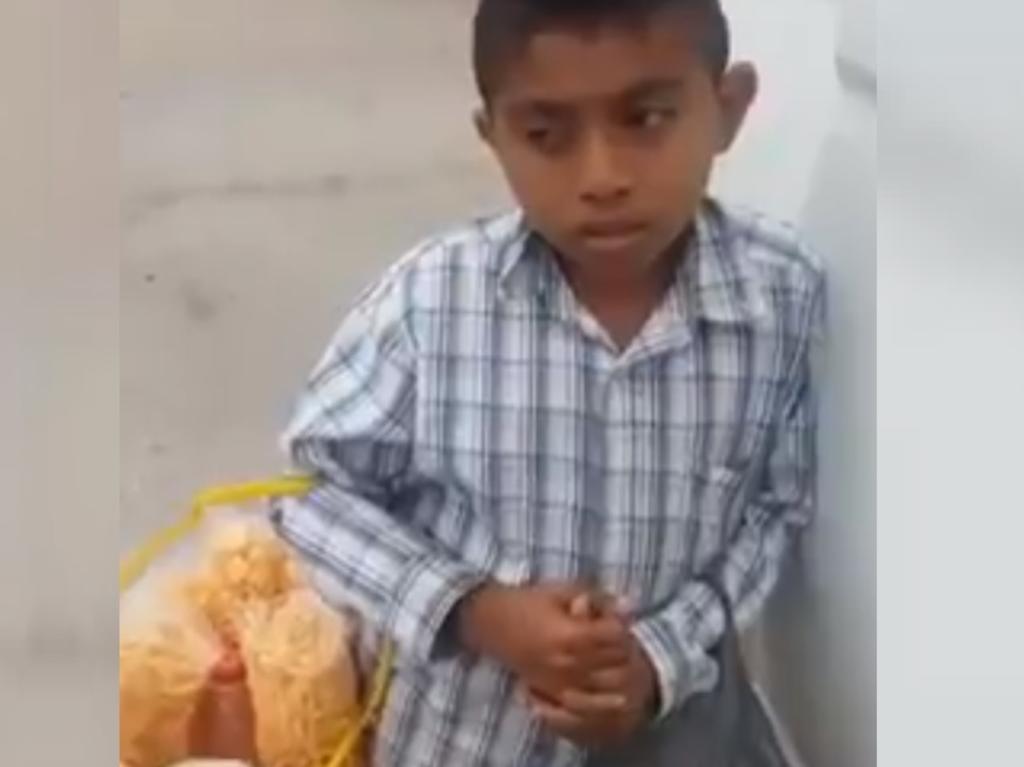 Carlitos, el niño que vende frituras para estudiar y ayudar a su abuela