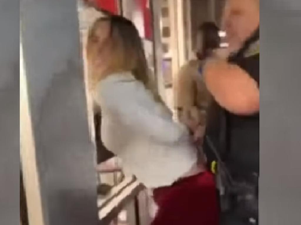 Policía vive bochornoso momento al arrestar a una mujer