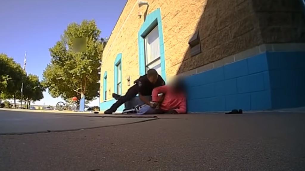 VIDEO: Policía agrede a niña por tomar leche demás
