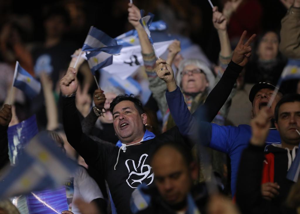 Candidatos presidenciales celebran sus cierres de campaña en Argentina