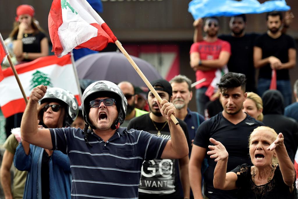 Presidente libanés ofrece diálogo a manifestantes; descarta renunciar
