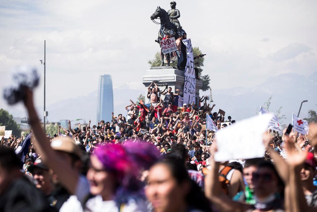 Por séptimo día, miles de chilenos se manifiestan en la Plaza Italia de Santiago
