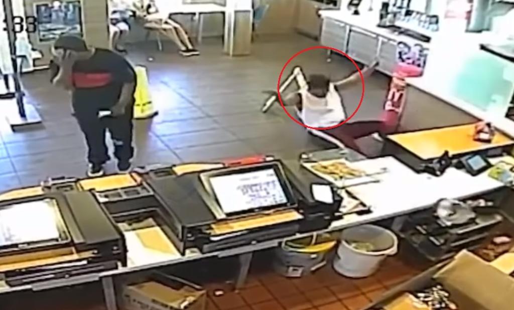VIDEO: Le arrojan licuadora a la cara tras quejarse porque su pedido tardaba