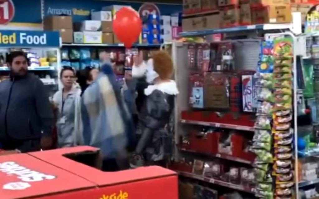 VIDEO: Mujer revienta globo de hombre disfrazado de 'Pennywise'