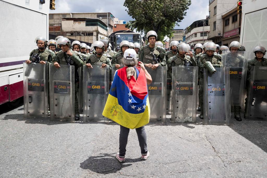 Policías impiden manifestación en Venezuela