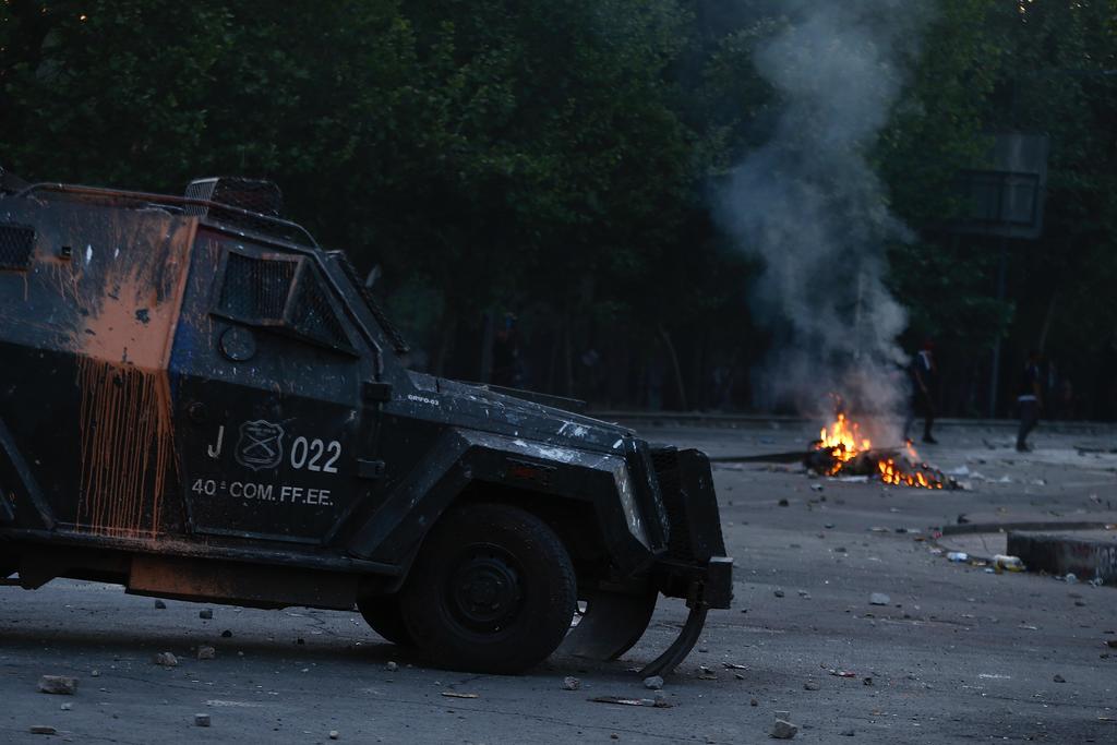Desafían toque de queda con 'cacerolazos' y barricadas de fuego en Chile