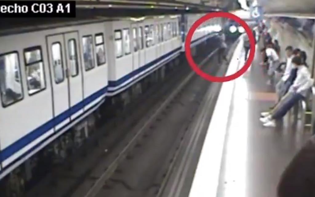 VIDEO: Mujer cae a las vías del metro al ir distraída con su celular