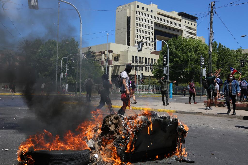 Evacúan Congreso de Chile por los disturbios en los alrededores