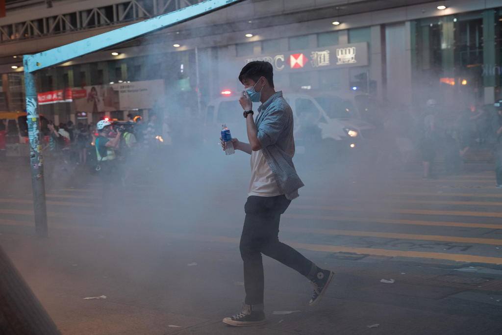 Policía dispersa protesta con gas lacrimógeno en Hong Kong