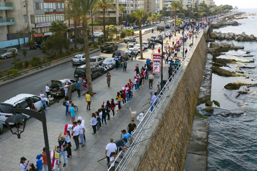 Con cadena humana, se manifiestan en Líbano