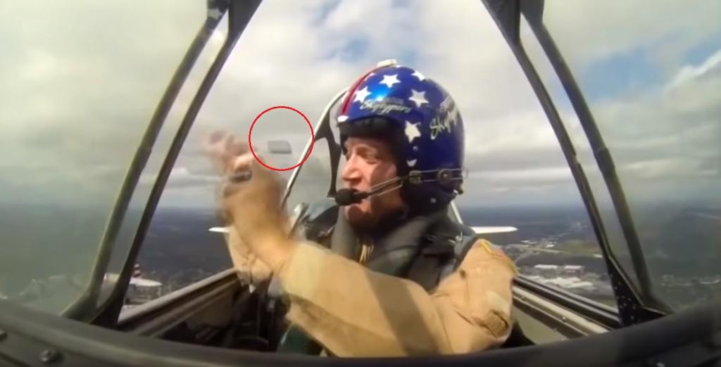 VIDEO: Fotógrafo pierde su celular mientras volaba en un avión