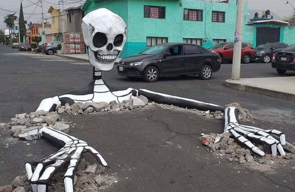 Calaveras 'rompen' pavimento en Tláhuac por Día de Muertos