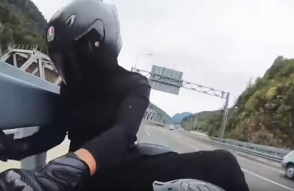 Mujer registra en video su propio accidente motociclístico