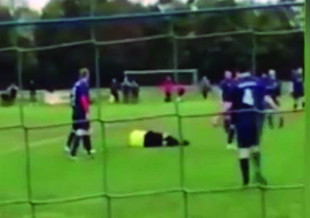 VIDEO: Le sacan tarjeta roja y deja inconsciente al árbitro