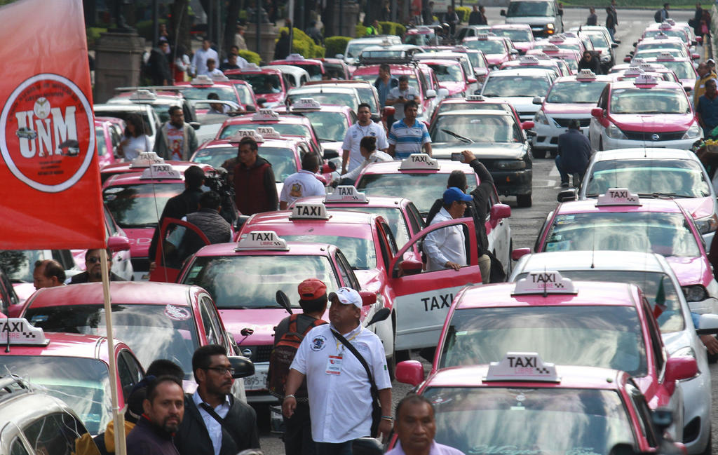 'Sí se contemplan operativos en aeropuertos', reviran taxistas a Segob