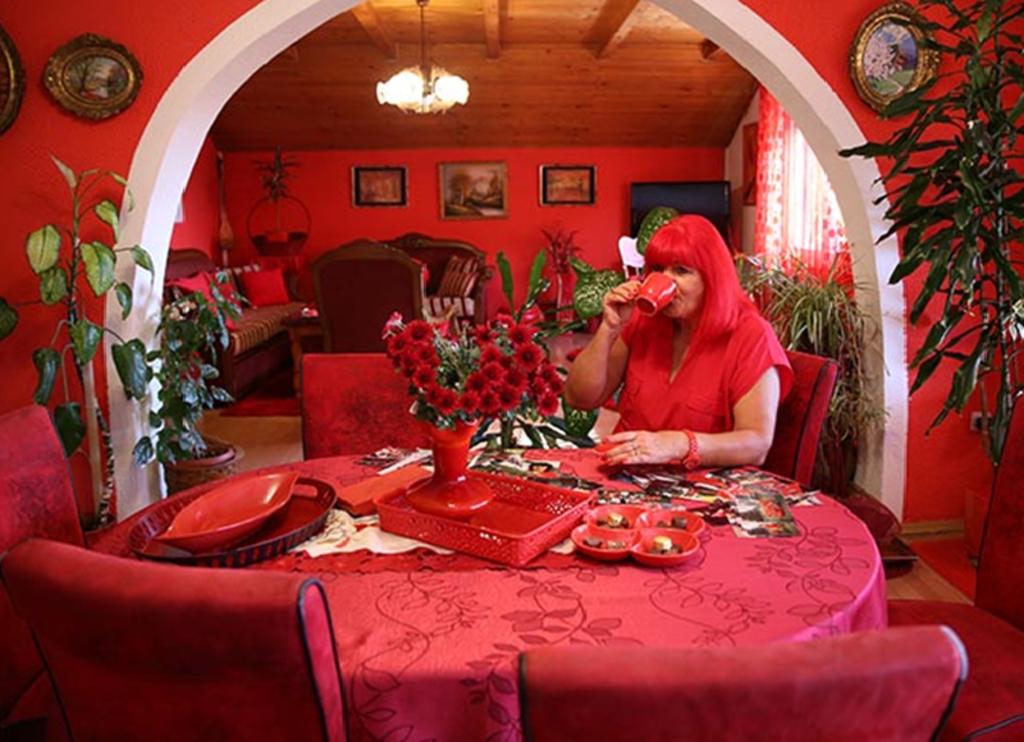 Esta mujer lleva más de 40 años viviendo rodeada de rojo