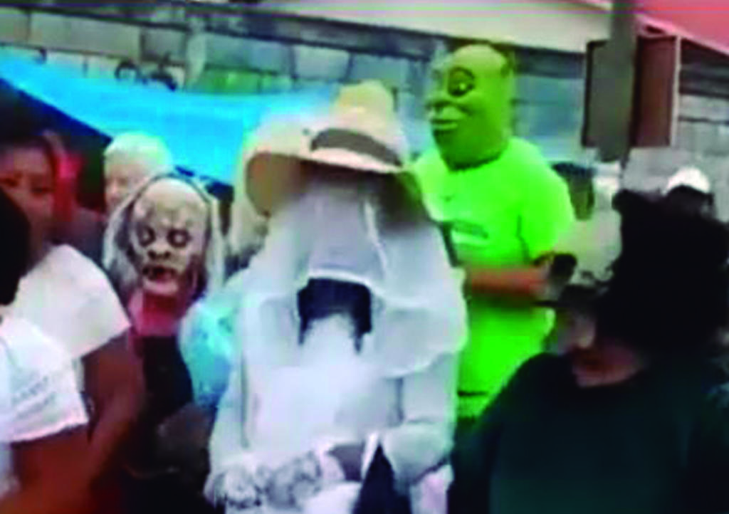 'Shrek' se accidenta en desfile y se hace viral