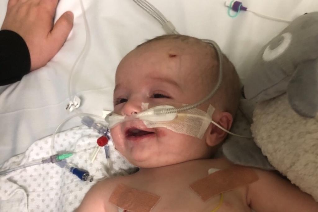 VIRAL: Bebé sonríe a su padre al despertar de un coma