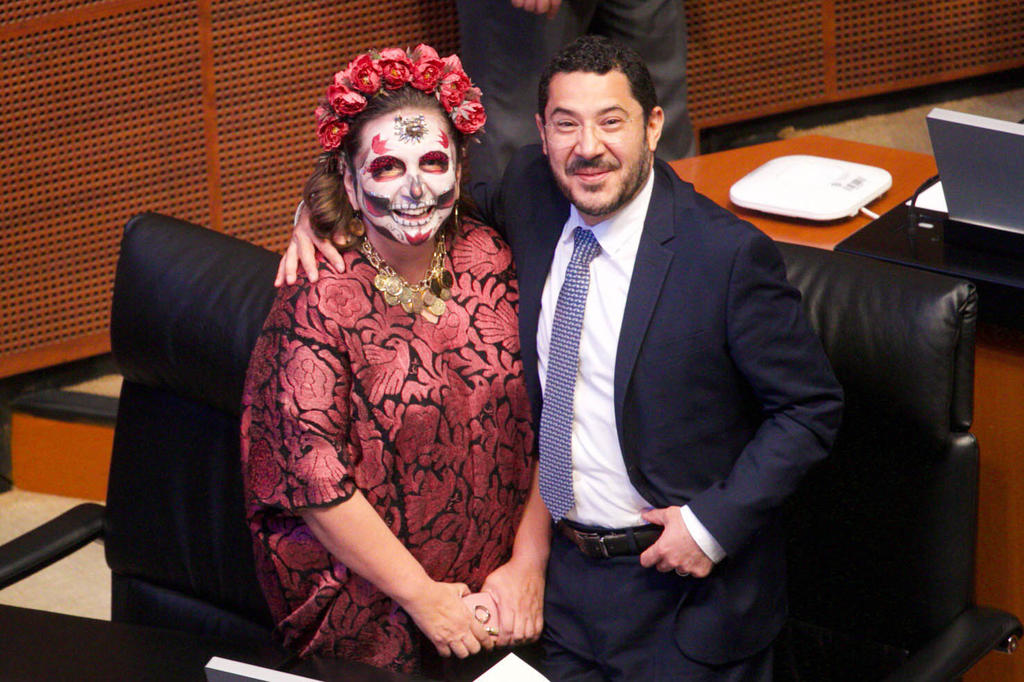 Sorprende Xóchitl Gálvez a senadores caracterizada como 'La Catrina'