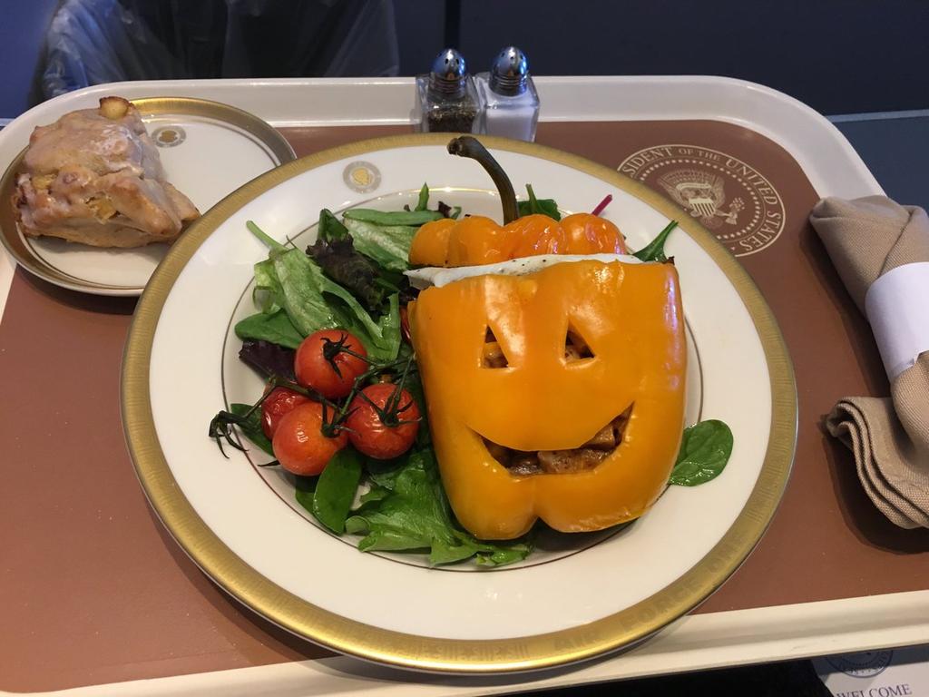 Cena de Halloween de avión presidencial genera desconcierto