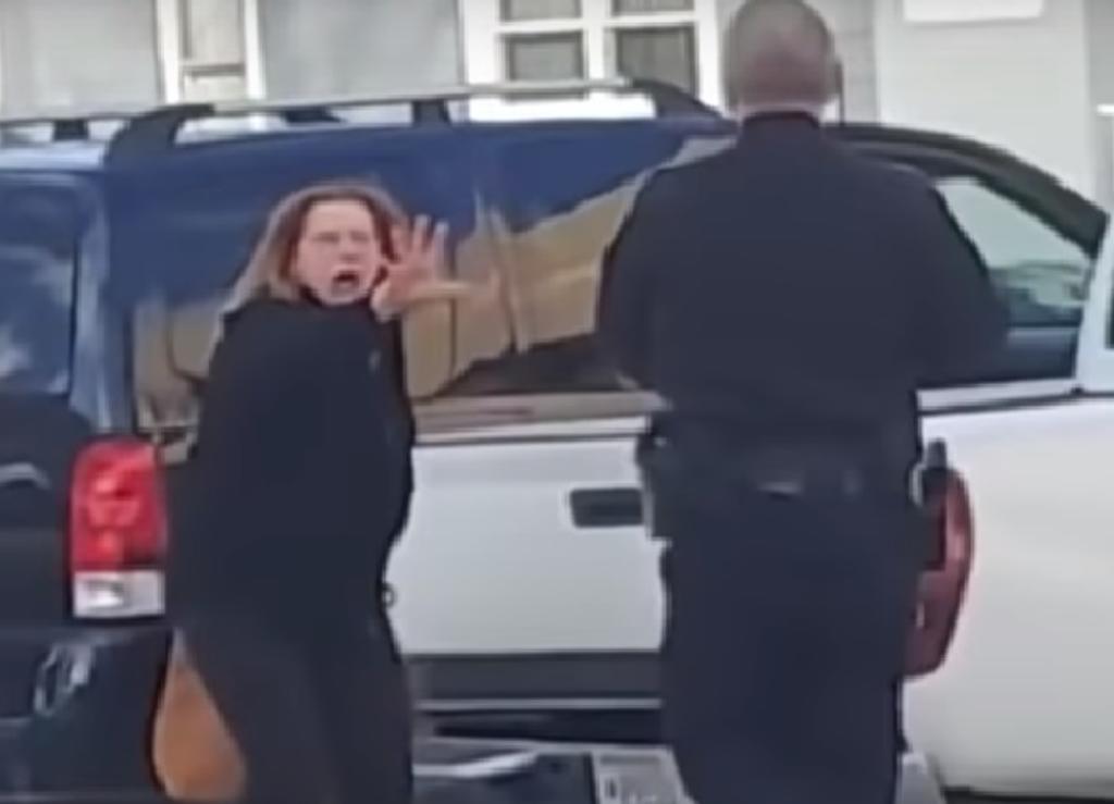 VIDEO: Mujer recibe descarga eléctrica al intentar 'exorcizar' a policía