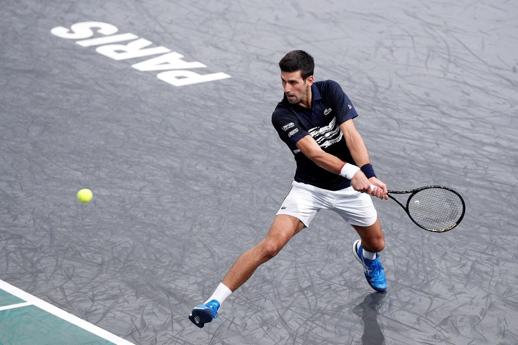 Avanza Novak Djokovic en el Masters de París