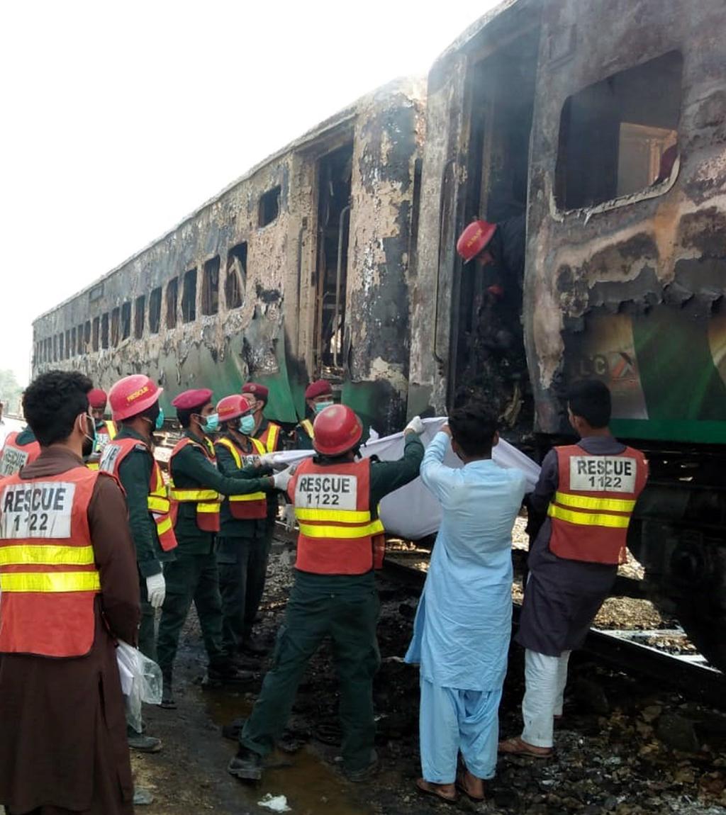 Suman 74 los muertos por incendio de tren en Pakistán