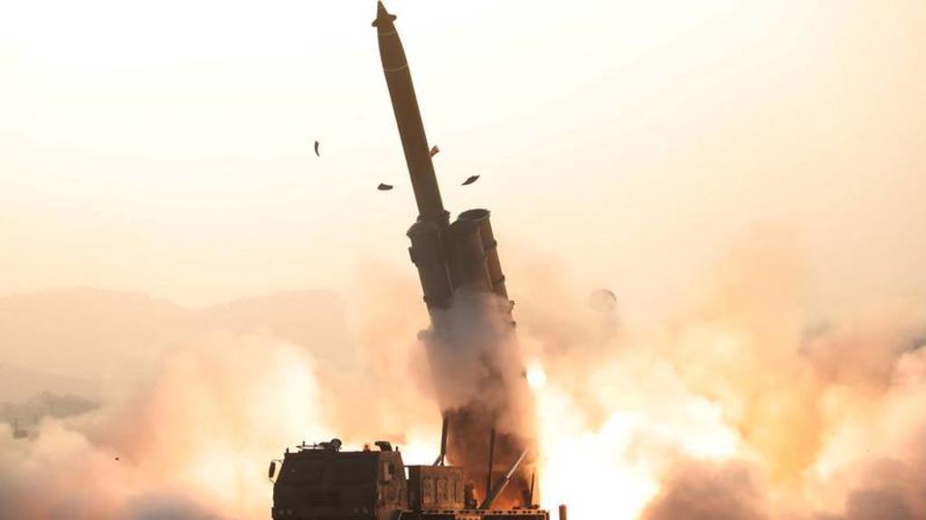 Corea del Norte confirma ensayo con lanzacohetes 'supergrande'