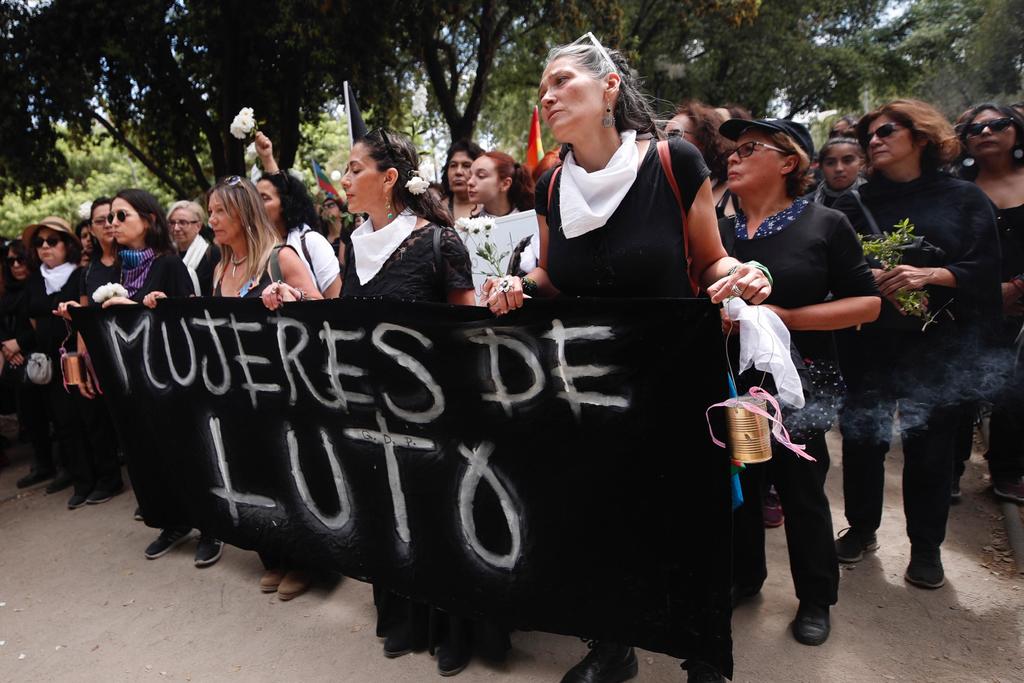 Mujeres de luto rinden respeto a los muertos en protestas de Chile