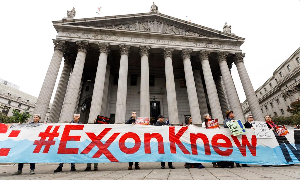 Protestan activistas contra Exxon Mobil ante Corte Suprema de Nueva York