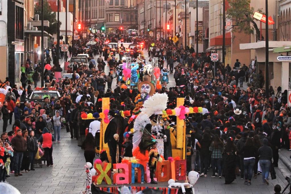 Más de tres mil Catrinas y Catrines en desfile de Día de Muertos en Saltillo