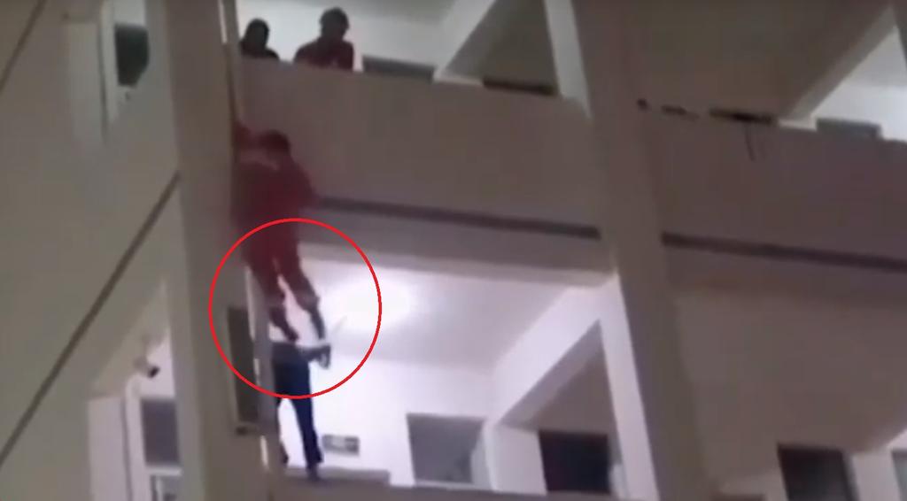 VIDEO: Bombero evita que joven se arroje desde balcón con un patada