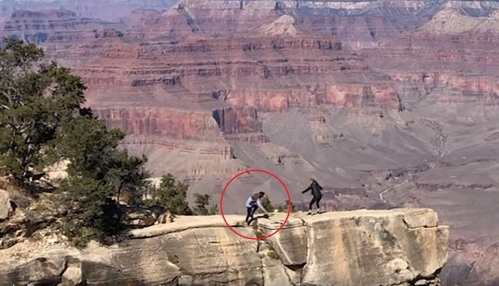 VIDEO: Turista por poco cae al vacío al intentar tomar una fotografía