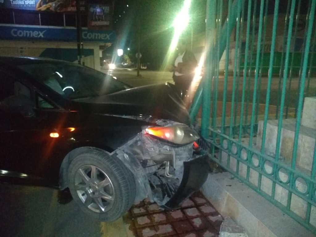 Conductor ebrio choca contra poste en el Centro de Torreón