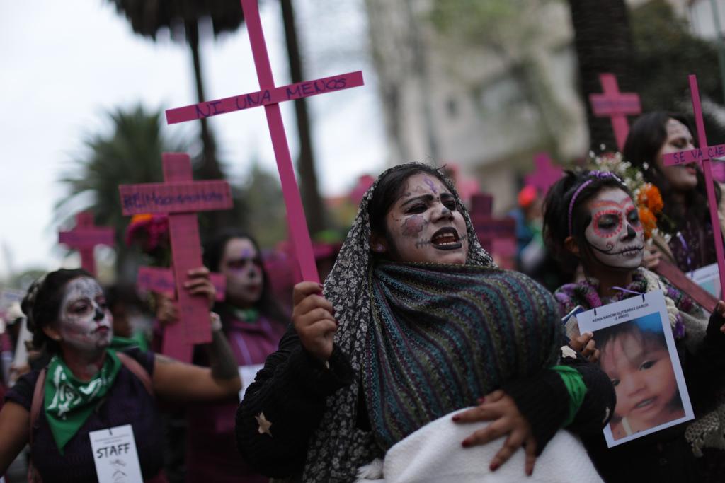 Marchan mujeres contra feminicidios