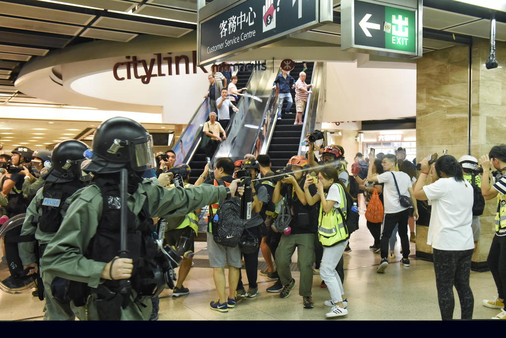 Policía de Hong Kong impide reuniones masivas en centros comerciales