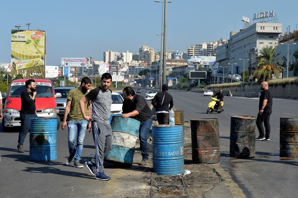 Manifestantes cortan carreteras en un Líbano paralizado